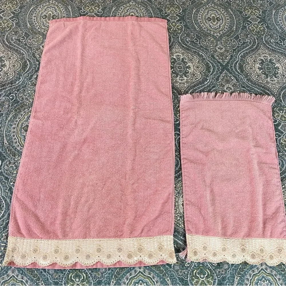 Avanti Pink Bath Towels with Cream Trim